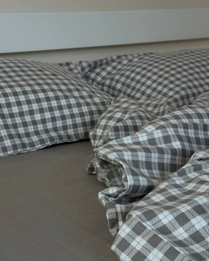 Premium Flannel Bedding Set – Grey Checkered Pattern