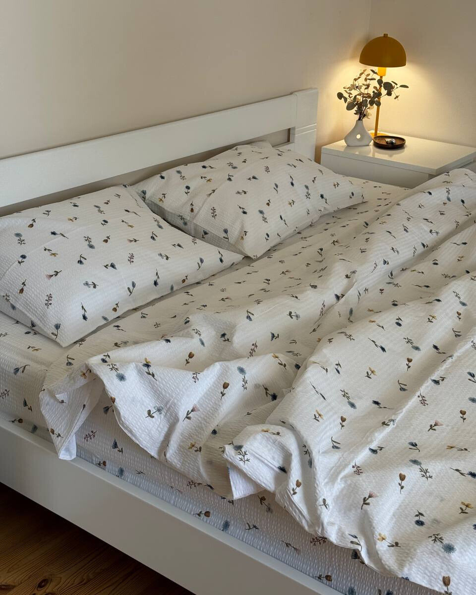 Premium Ranforce Seersucker Bedding Set – Tiny Meadow Flowers