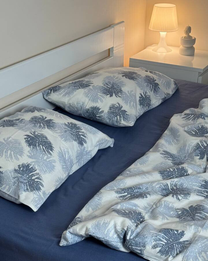 Premium Flannel Bedding Set – Frosty Leaf Pattern