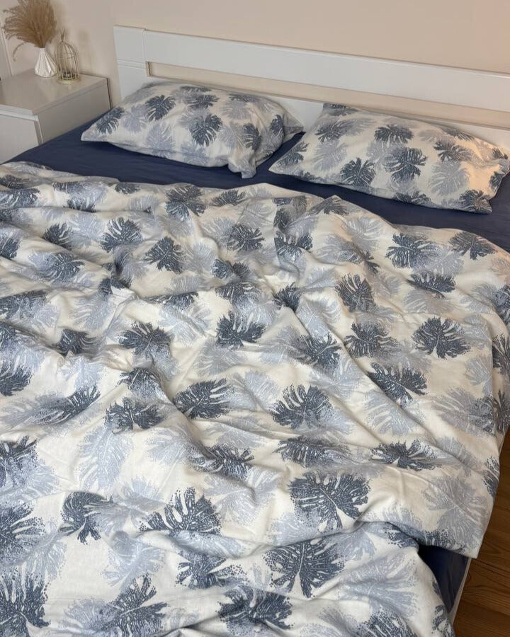 Premium Flannel Bedding Set – Frosty Leaf Pattern