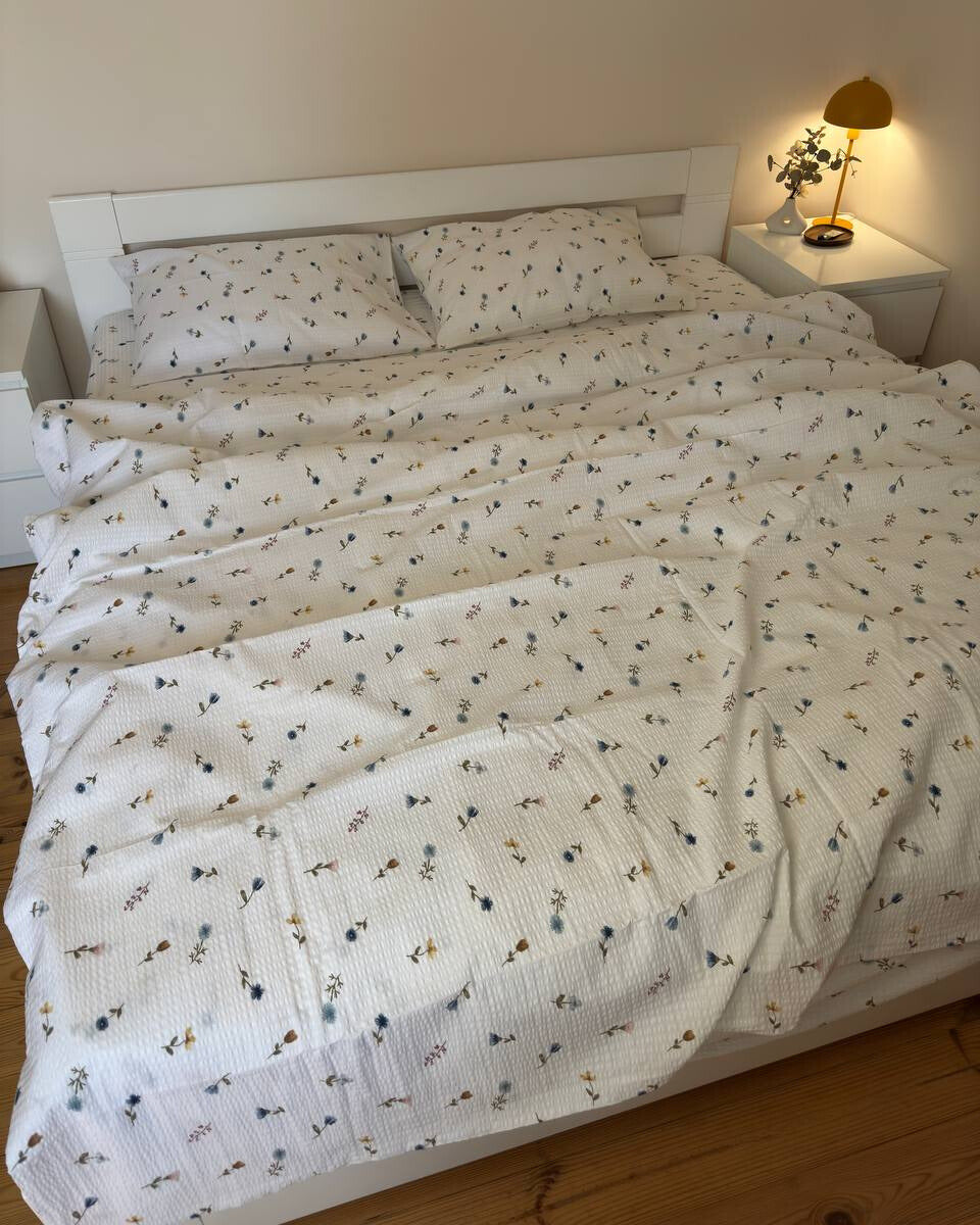 Premium Ranforce Seersucker Bedding Set – Tiny Meadow Flowers