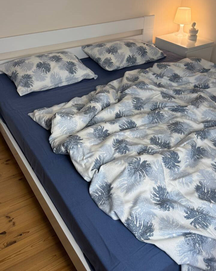 Premium Flannel Bedding Set – Frosty Leaf Pattern