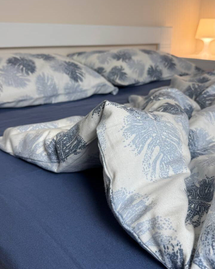 Premium Flannel Bedding Set – Frosty Leaf Pattern